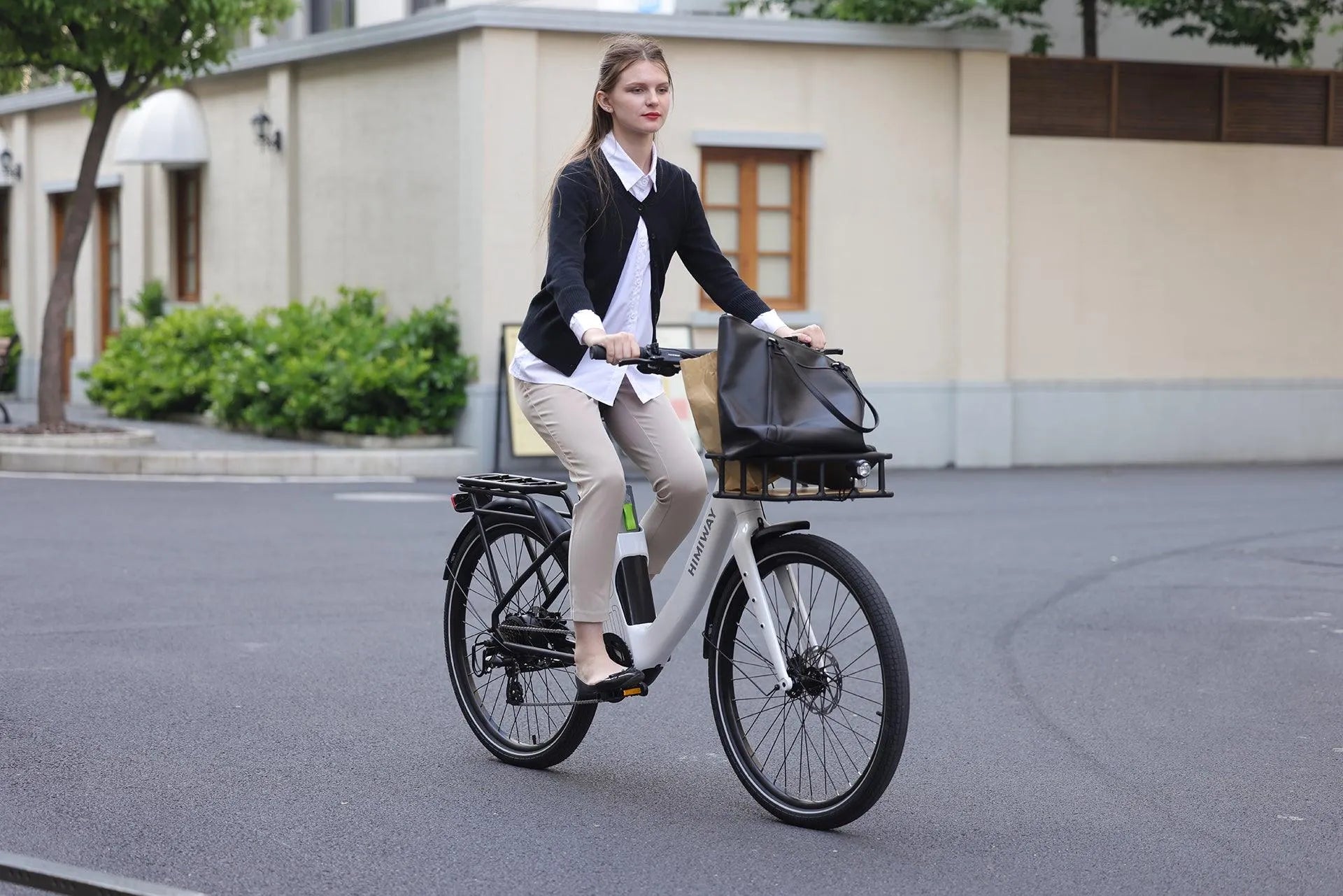 lady_ride_Himiway_A3_Urban_Electric_Commuter_Bike